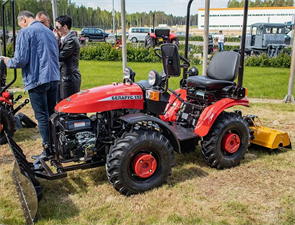 {{productViewItem.photos[photoViewList.activeNavIndex].Alt || productViewItem.photos[photoViewList.activeNavIndex].Description || 'Минитрактор МТЗ Беларус 152Н'}}